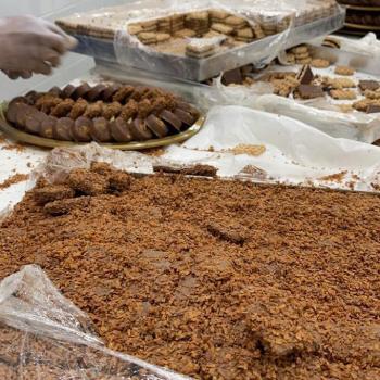 إغلاق منشأة وإتلاف 45 كيلو مواد غذائية مجهولة بحفر الباطن