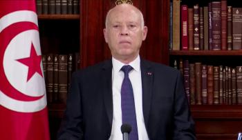 الرئيس التونسي يعفي رئيس الوزراء ويجمد البرلمان
