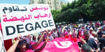 الجيش التونسي يحمي قرارات الرئيس.. والقوى السياسية تؤيد إقصاء «النهضة»