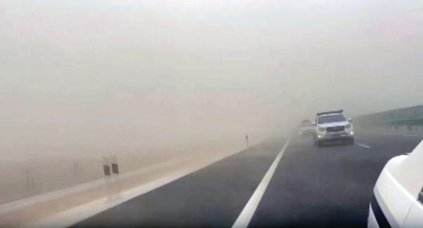 عاصفة رملية تبتلع مدينة طريق الحرير