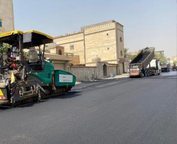 بطول 190 مترا.. بدء سفلتة شارع «أبو بكر البصري» في سيهات