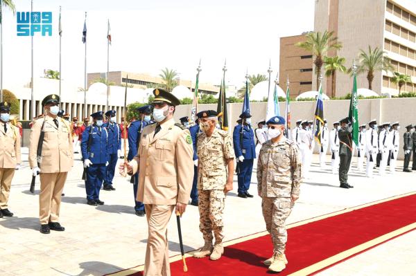 رئيس الأركان يستعرض التعاون مع نظيره البحريني