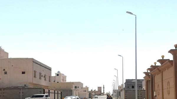 تركيب 387 عمود إنارة بأحياء النعيرية