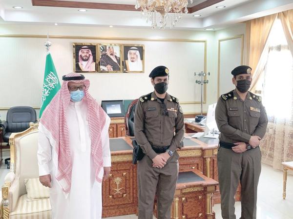 محافظ شرورة يقلد «العتيبي» رتبة «رائد»