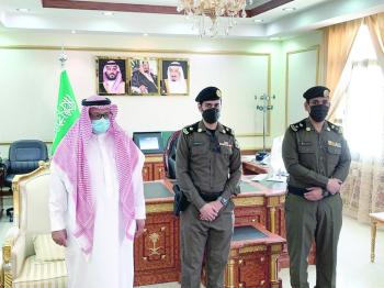 محافظ شرورة يقلد «العتيبي» رتبة «رائد»