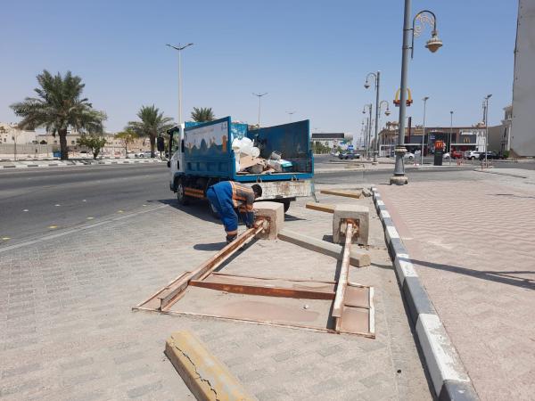 رفع اللوحات الدعائية المخالفة بشوارع الدمام
