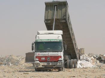 ضبط شاحنات تلقي الأنقاض غرب الدمام