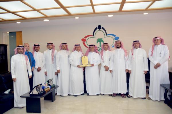 «قدامى الشرقية» تناقش تكريم الطمع