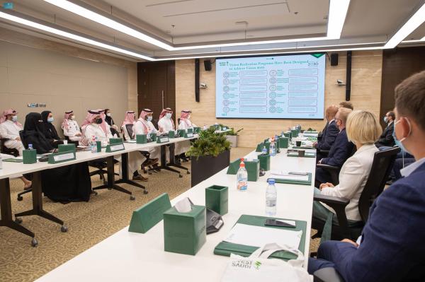 وزارة الاستثمار تبحث تطوير التعاون مع وفد تجاري من لاتفيا