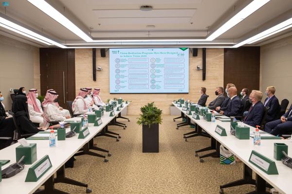 وزارة الاستثمار تبحث تطوير التعاون مع وفد تجاري من لاتفيا