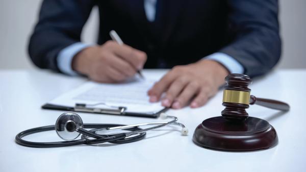 الاعتداء على الممارس الصحي..صداع متكرر يتطلب علاجا مزدوجا