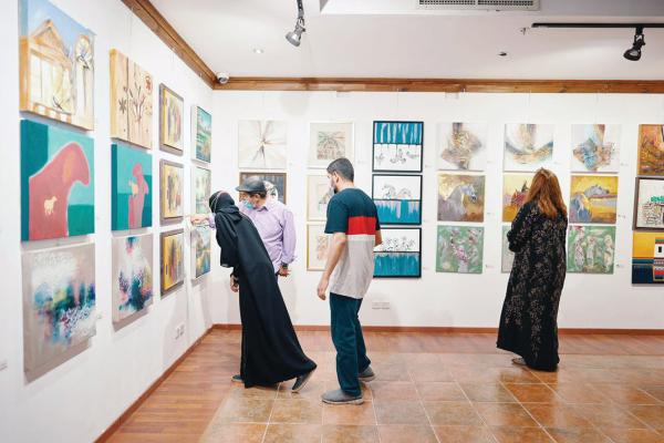 110 تشكيليين يتألقون بـ240 عملا فنيا في «50×50»