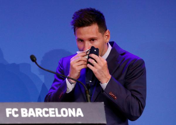 بالصور.. ميسي يؤكد باكيا رحيله عن برشلونة