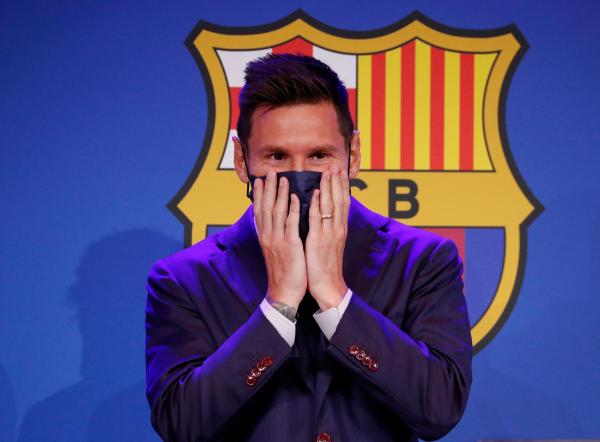 بالصور.. ميسي يؤكد باكيا رحيله عن برشلونة
