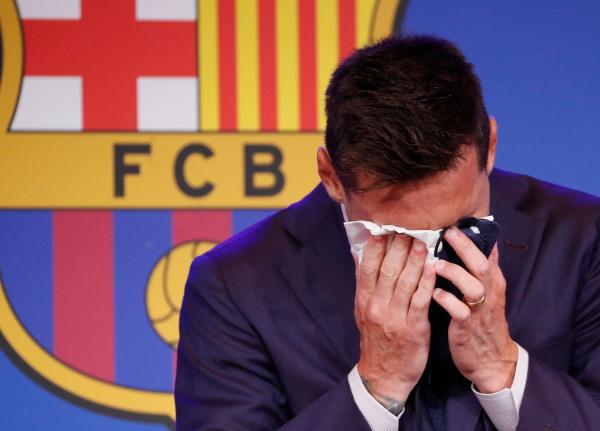 بالصور.. ميسي يؤكد باكيا رحيله عن برشلونة