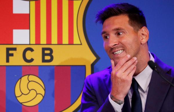 بالصور.. ميسي يؤكد باكيا رحيله عن برشلونة