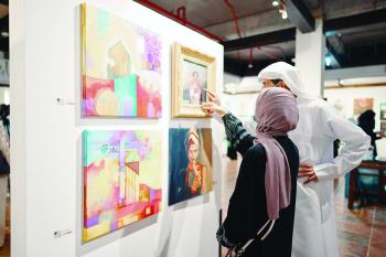 110 تشكيليين يتألقون بـ240 عملا فنيا في «50×50»