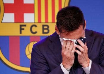 بالصور.. ميسي يؤكد باكيا رحيله عن برشلونة