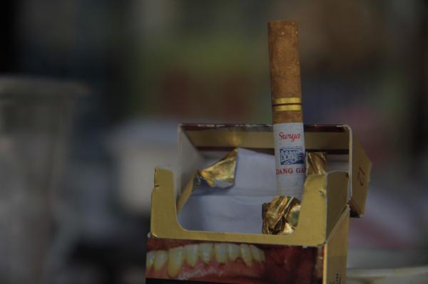 شركات السجائر عالقة بين الموت والضرائب