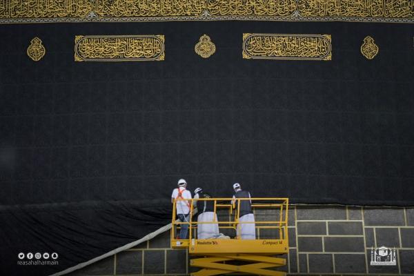 صور.. إسدال ثوب الكعبة المشرفة