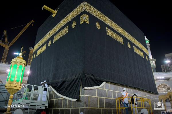صور.. إسدال ثوب الكعبة المشرفة