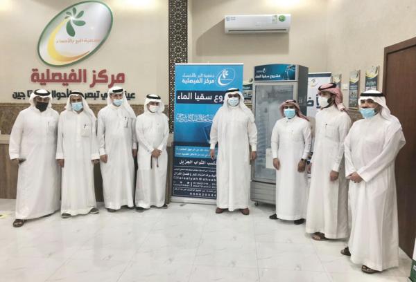 .. ويدشن «سقيا الماء» الخيري