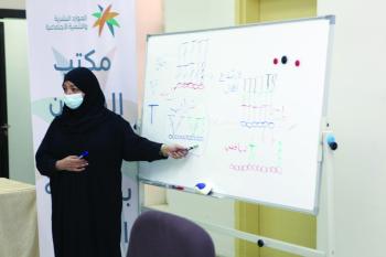 القطيف.. تهيئة مستفيدات «الضمان الاجتماعي» لسوق العمل بـ«أساسيات الكروشيه»