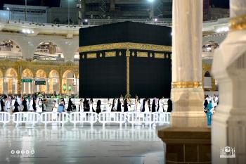 توافد المعتمرين على المسجد الحرام وسط إجراءات احترازية