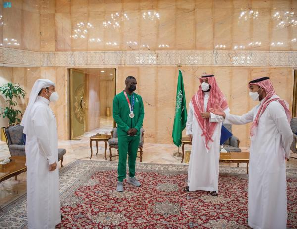 ولي العهد يستعرض التعاون الرياضي مع «فيفا» و«كاف»