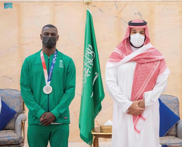 ولي العهد يستعرض التعاون الرياضي مع «فيفا» و«كاف»