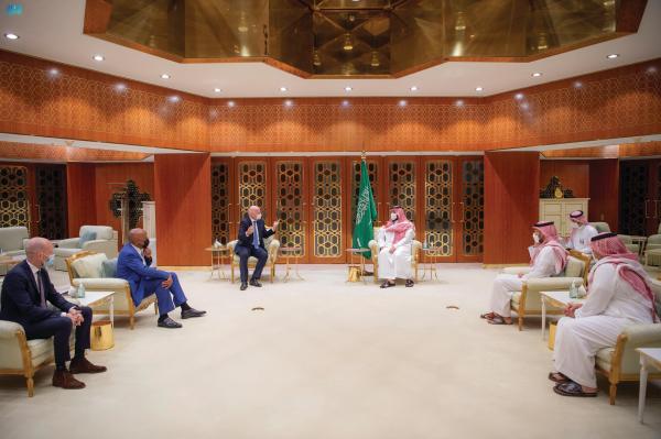 ولي العهد يستعرض التعاون الرياضي مع «فيفا» و«كاف»