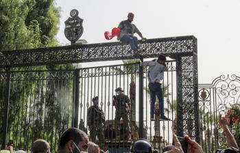النموذج السياسي التونسي بأزمة.. وإجراءات سعيد فرصة نحو الحكم الفعال
