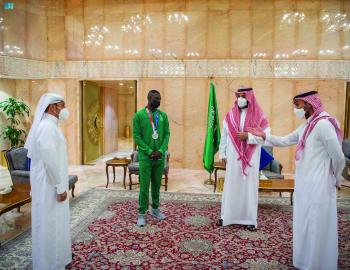 ولي العهد يستعرض التعاون الرياضي مع «فيفا» و«كاف»