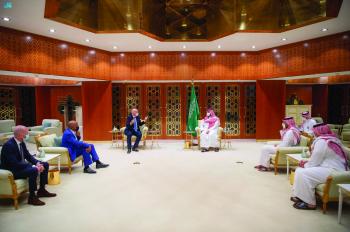 ولي العهد يستعرض التعاون الرياضي مع «فيفا» و«كاف»
