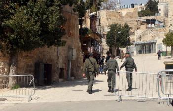 الاحتلال يعتقل 3 فلسطينيين بينهم فتاة قرب الحرم الإبراهيمي
