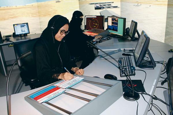 الشباب السعودي يتخطى حاجز المألوف في المهن والوظائف