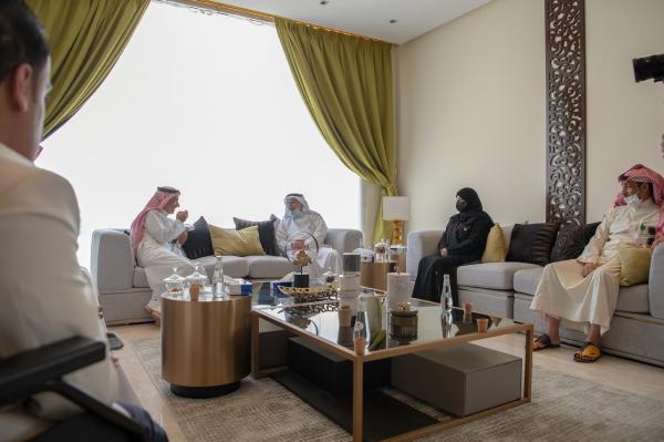 رئيس جامعة الطائف يزور «مهرجان الهجن»