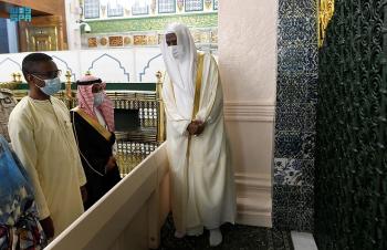 شاهد بالصور.. رئيس الوزراء الموريتاني في زيارة للمسجد النبوي