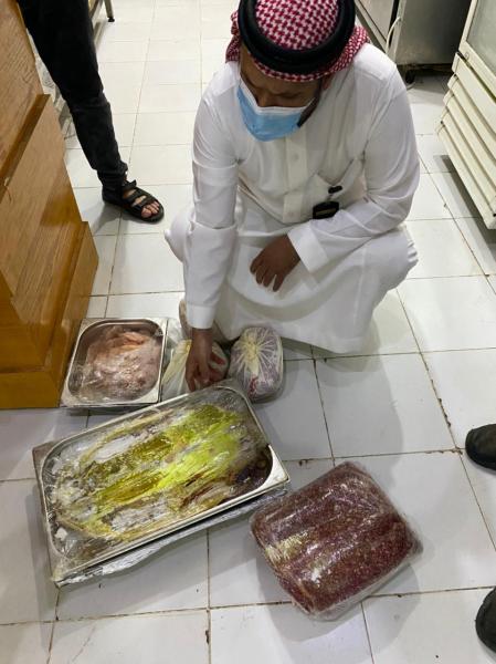 إغلاق محلين واستبعاد 4 عمال جنوب حفر الباطن