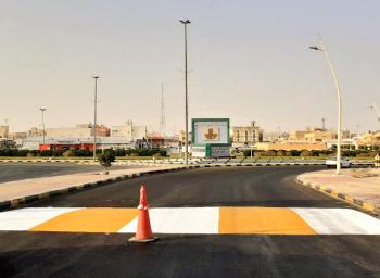 صبغ المطبات الصناعية وأكتاف الطرق بالنعيرية