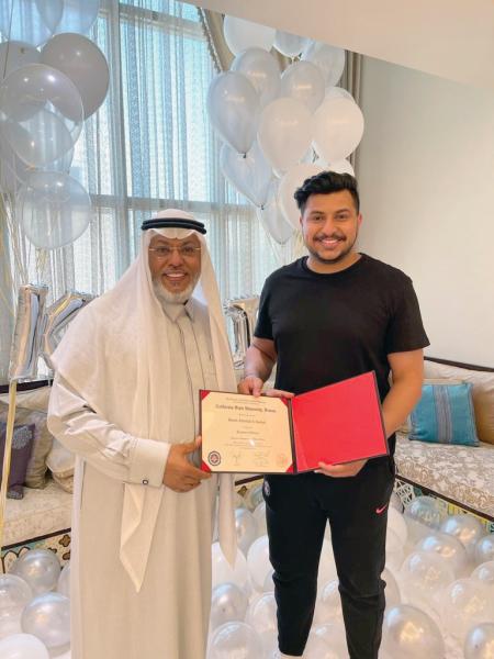 «العبيد» يحتفل بتخرج ابنه