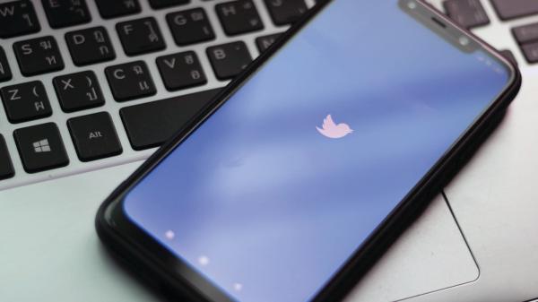 «تويتر» توقف توثيق الحسابات مجددا