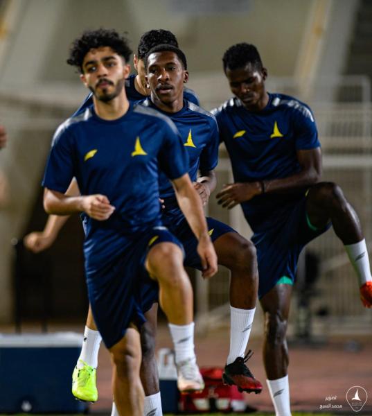 الخليج يواصل تدريباته