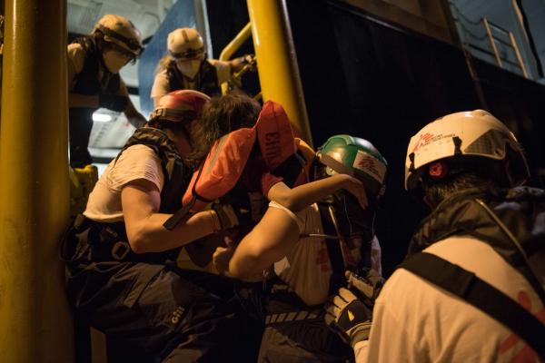 «أطباء بلا حدود» تنقذ 60 شخصا من مهاجري القوارب
