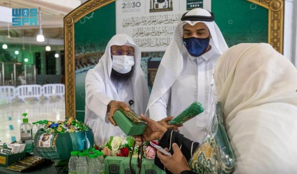مظلات ومراوح للمعتمرين القادمين من الخارج