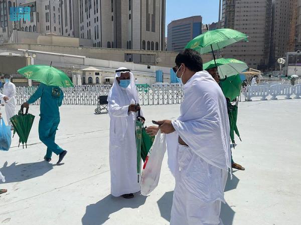 توزيع 4 آلاف مظلة على قاصدي المسجد الحرام