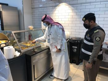 إغلاق مركز «مواد غذائية» مخالف غرب الدمام