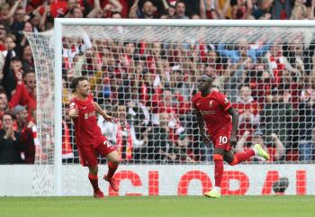 ليفربول يهزم بيرنلي بثنائية وينفرد بصدارة الدوري الإنجليزي