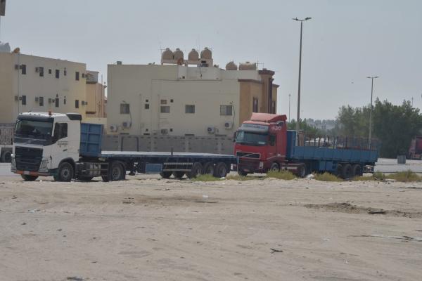 وقوف الشاحنات داخل الأحياء.. مخالفات خطرة