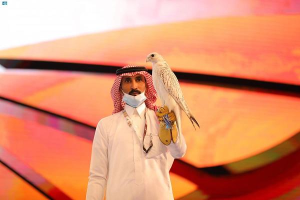 شاهد.. صقر كندي نادر الجمال الأغلى في المزاد